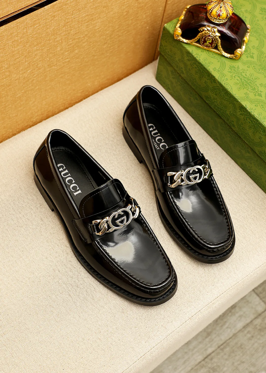 Men's shoes 💰480 💐 Product trademark: GUCCI "Gucci" casual leather shoes Regular size: 38-44 (45.46🉑️customized) Product materials: Selected imported first-layer open-edge beaded cowhide leather upper + luxury hardware buckle, imported water-dyed cowhide leather lining. Strong three-dimensional visual effect, original outsole color: 2 colors available